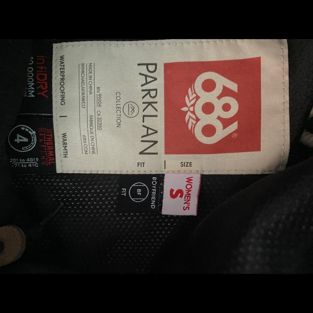 686 Women’s Winter Jacket - Picture 2 of 3